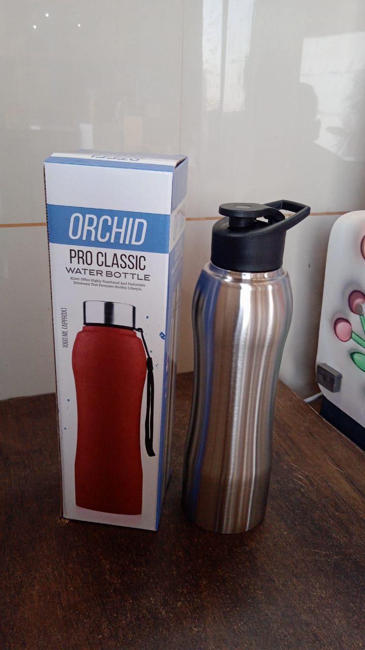 Vacuum-insulated water bottle with sweat-proof and durable design