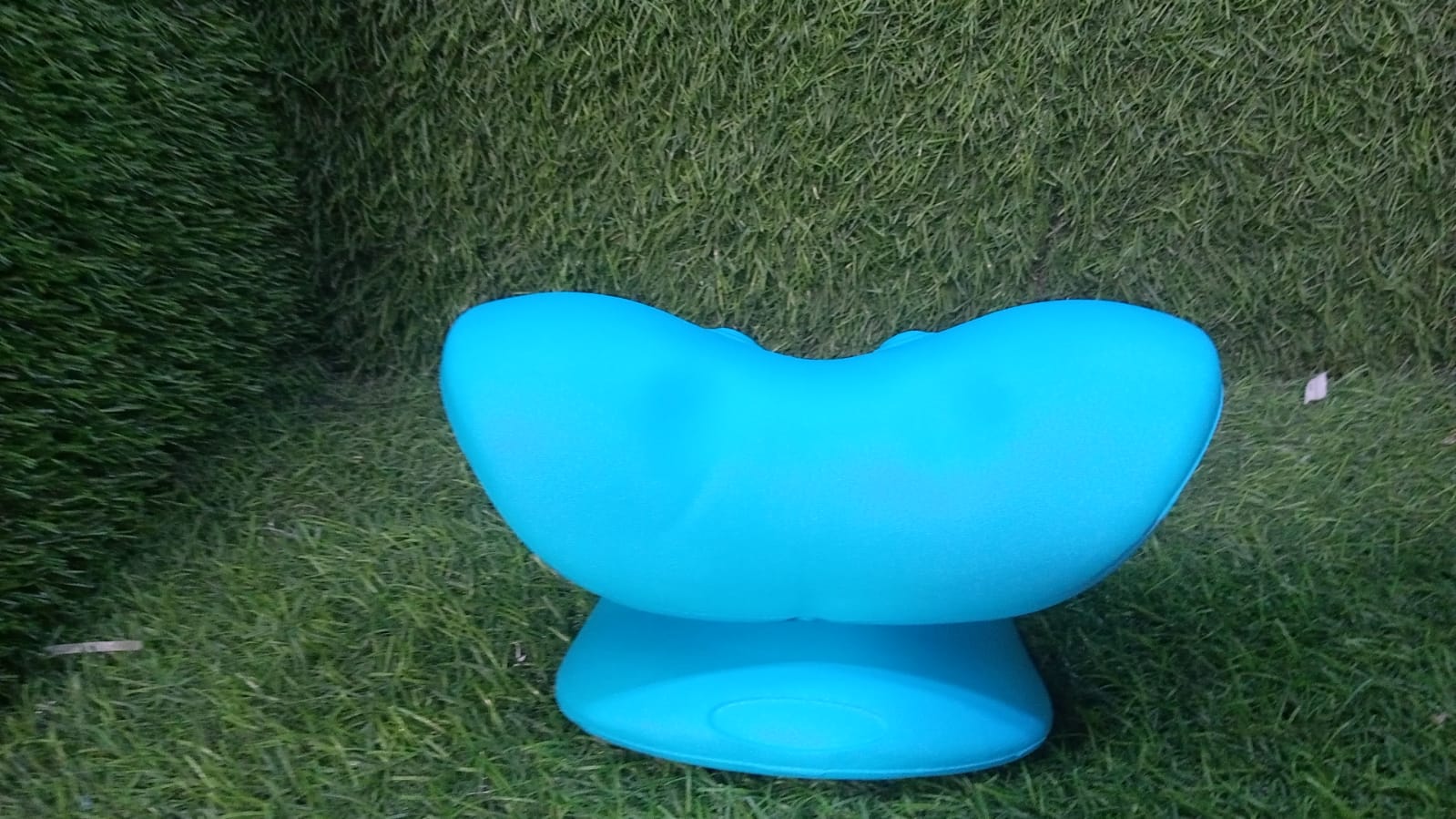 Packaging of the neck relaxer pillow, emphasizing its benefits for neck and shoulder pain.