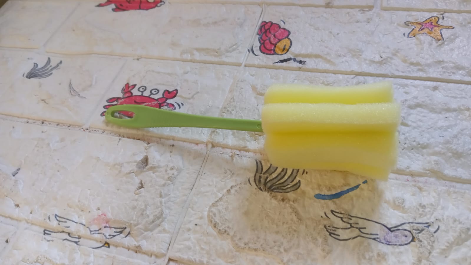 20cm multi-use sponge scrubber brush, lightweight and easy to use.