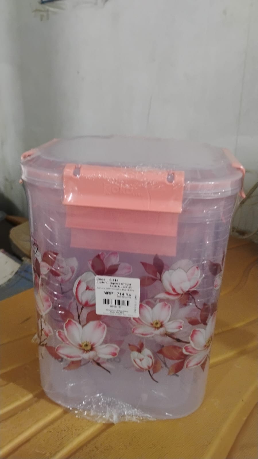 Complete display of the floral airtight food storage container set.