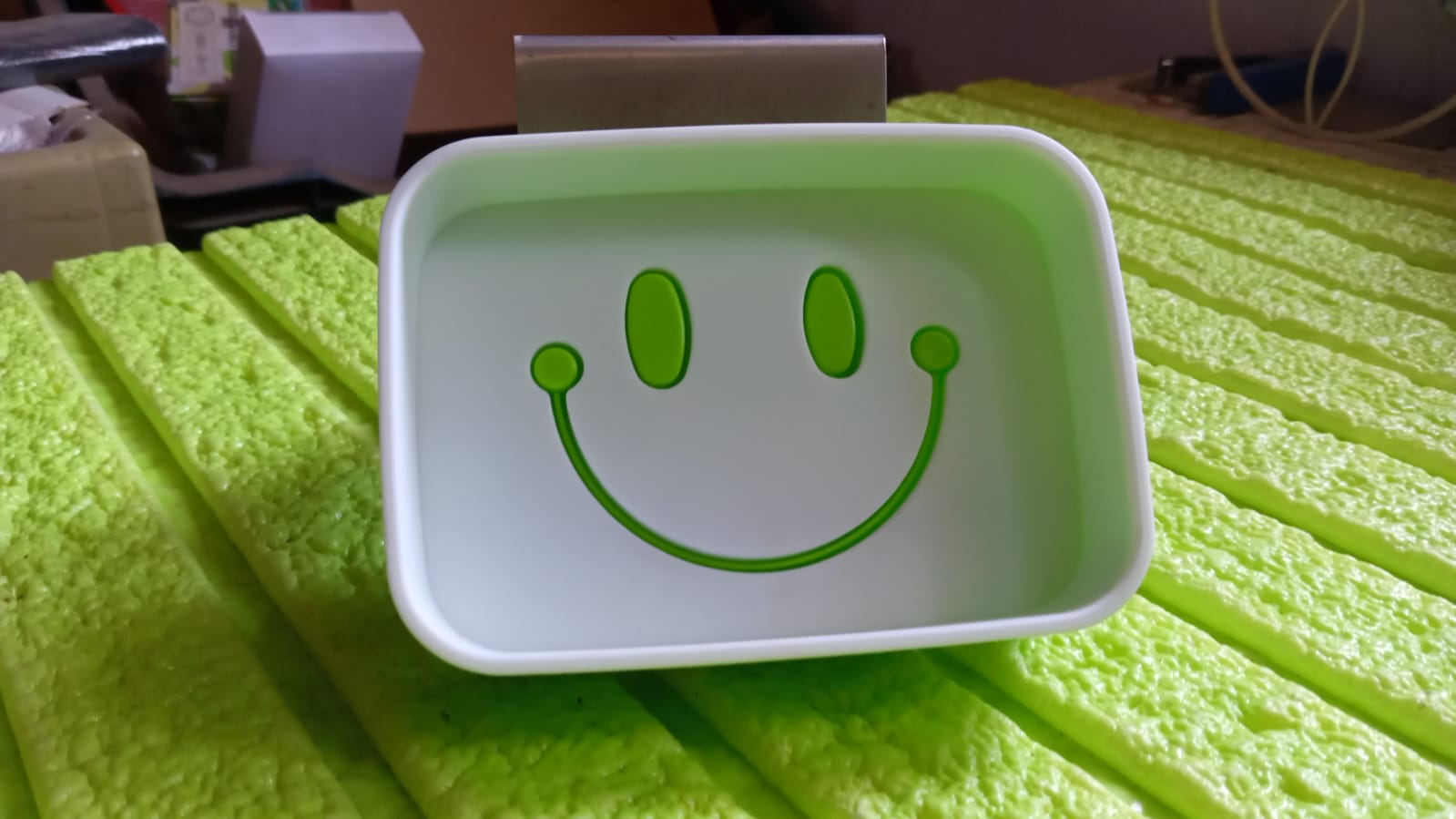 Travel soap dish suitable for home and outdoor use