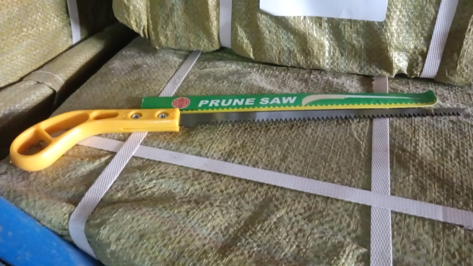 Versatile 34 cm hand saw for gardening and woodworking tasks.