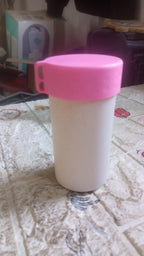 Detail of the leak-proof lid on the portable coffee mug, ensuring no spills on the go.