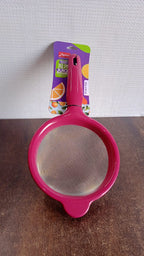 Compact medium juice strainer for pulp separation in juices