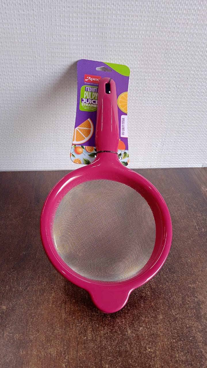 Compact medium juice strainer for pulp separation in juices