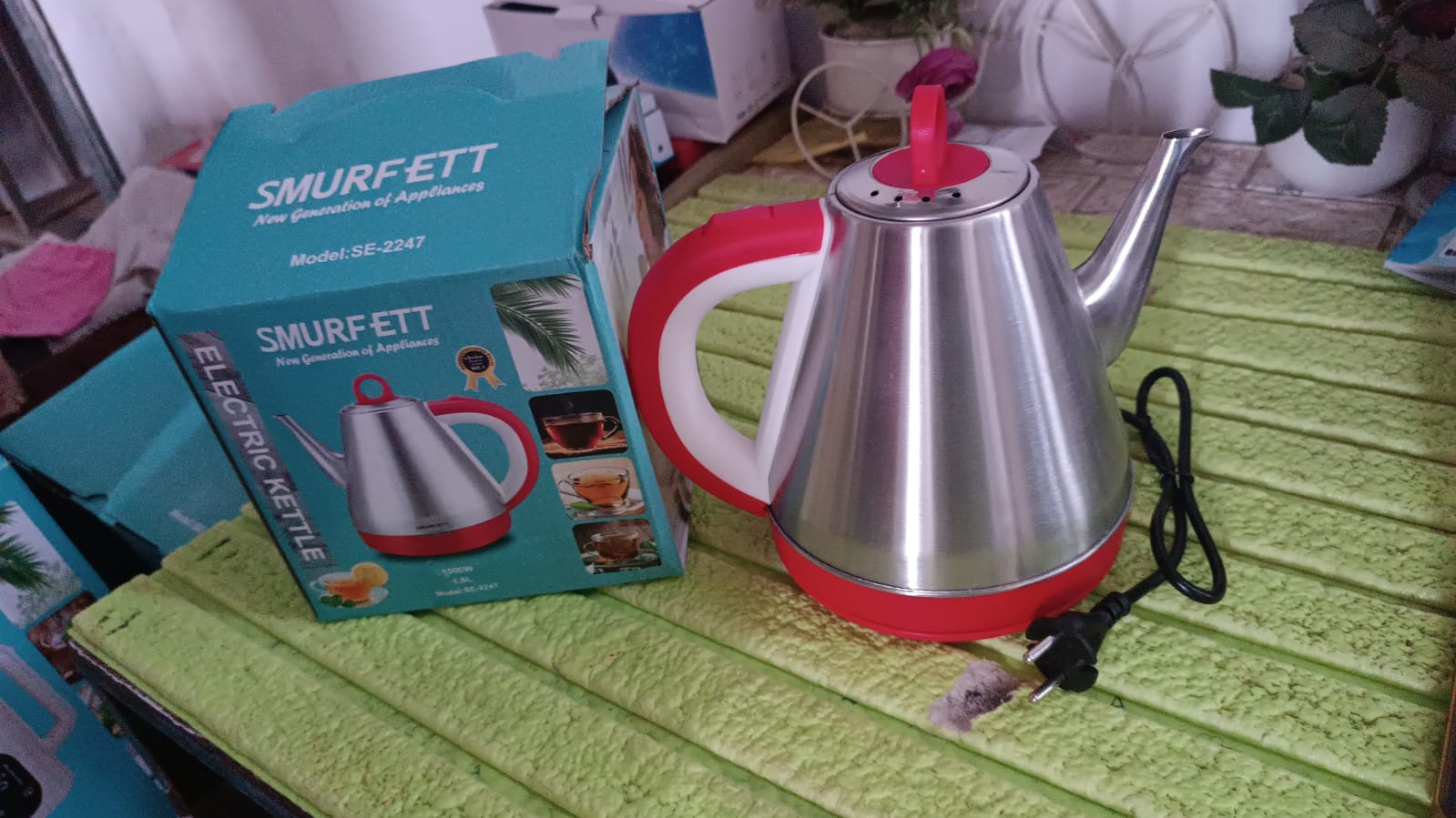The sleek design of the Siplix 1.5 Litre electric kettle, perfect for any kitchen.