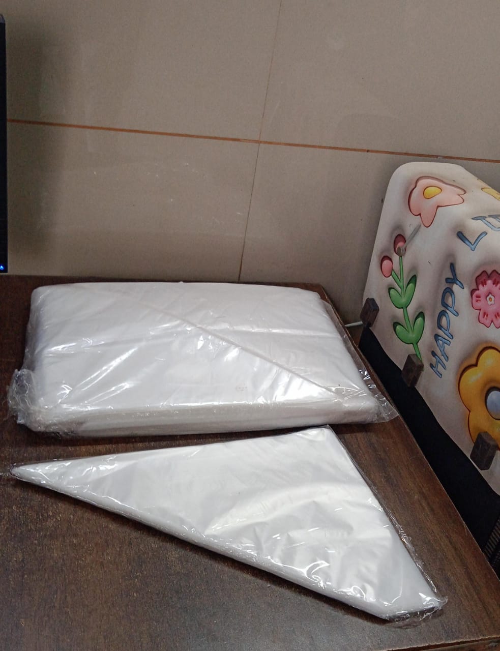 Roll of 100 large disposable piping bags with standard piping tip