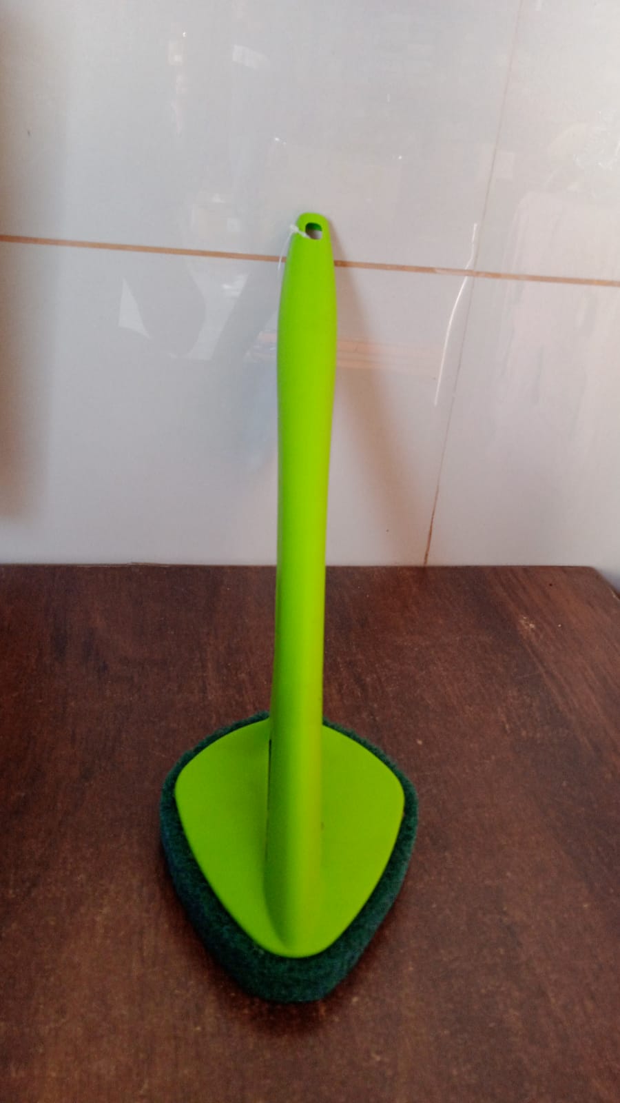 Detail shot of the durable Alox particle sponge on the long handle cleaning scrubber.