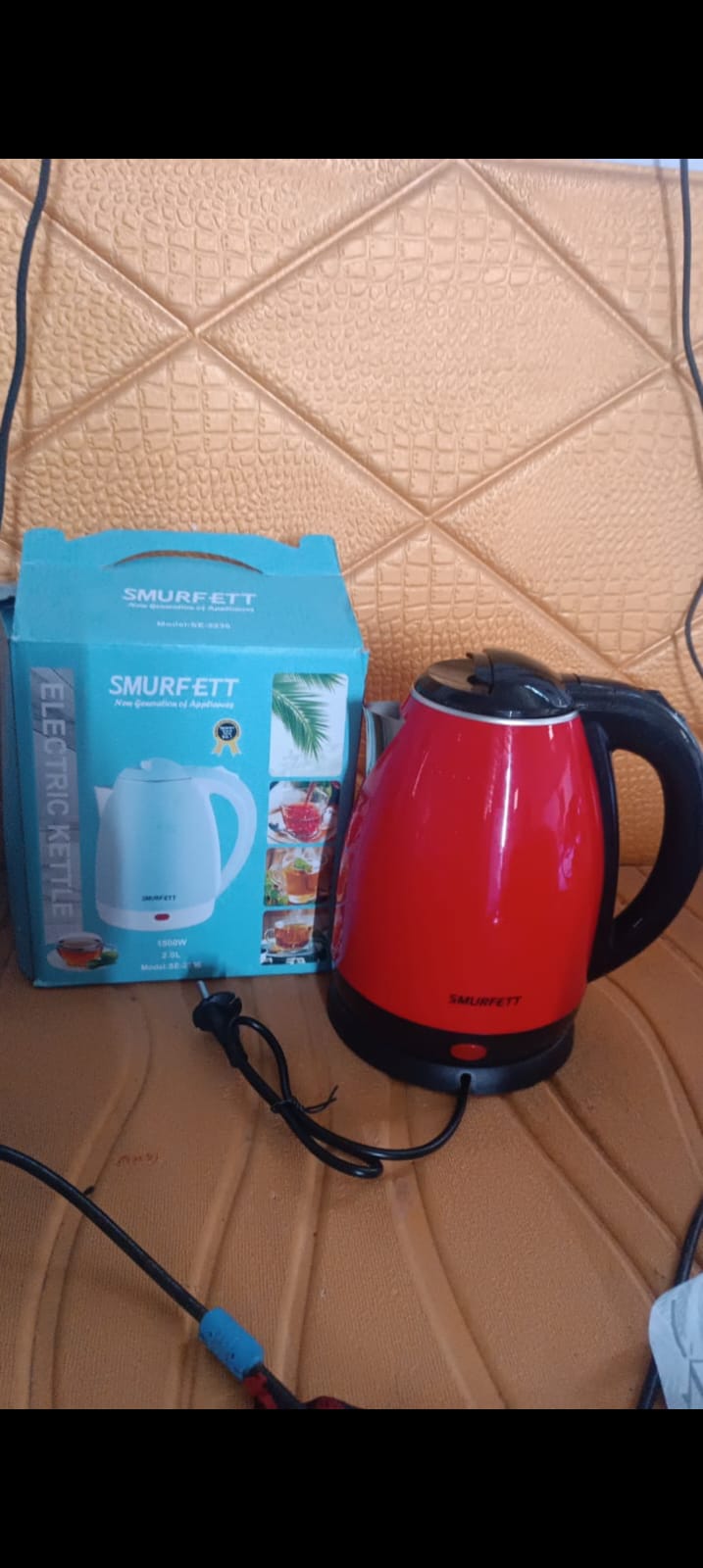 The Siplix electric kettle featuring its concealed stainless steel heating element for durability.