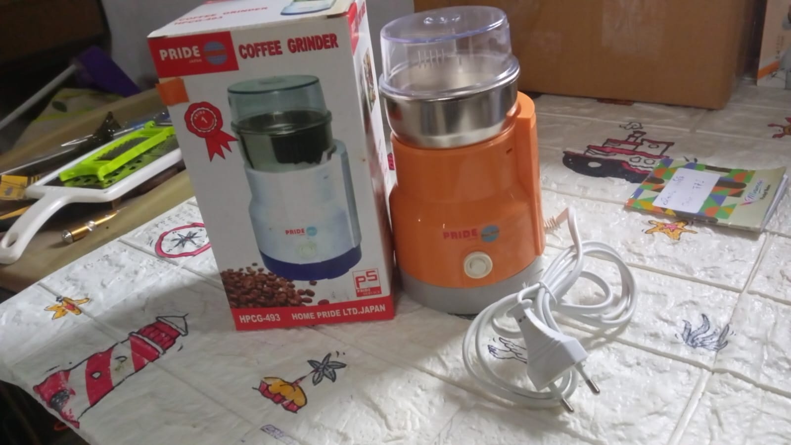 ChefAura portable grinder for grinding various kitchen spices.