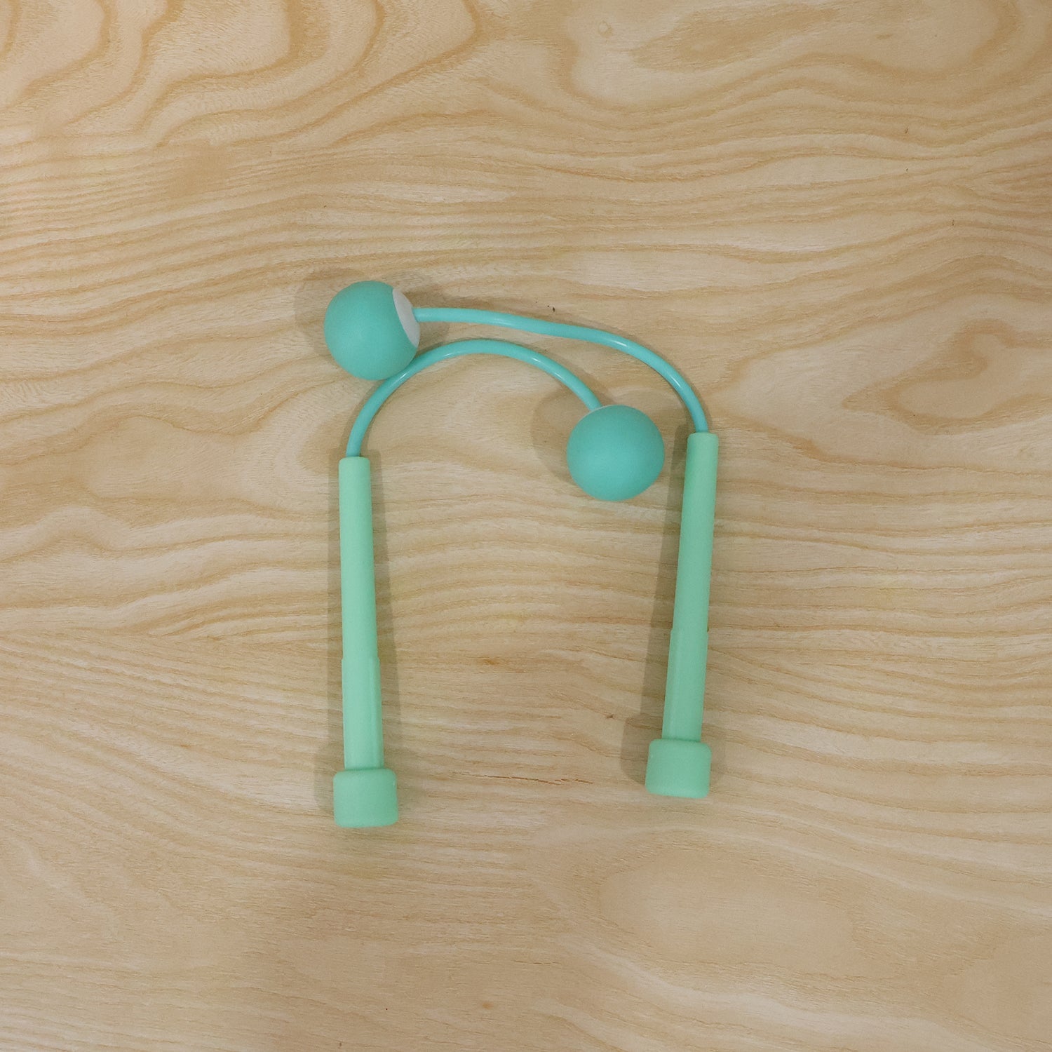 Live use of cordless skipping rope wrist ball exercise tool