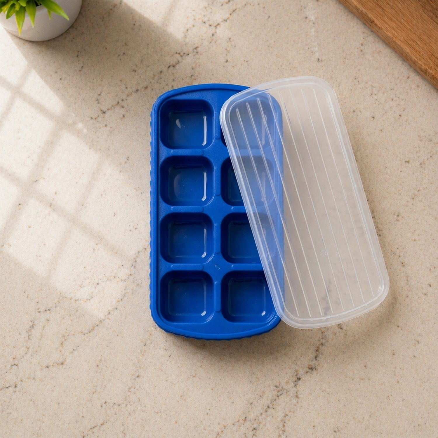 Compact plastic ice cube tray with lid for freezer storage