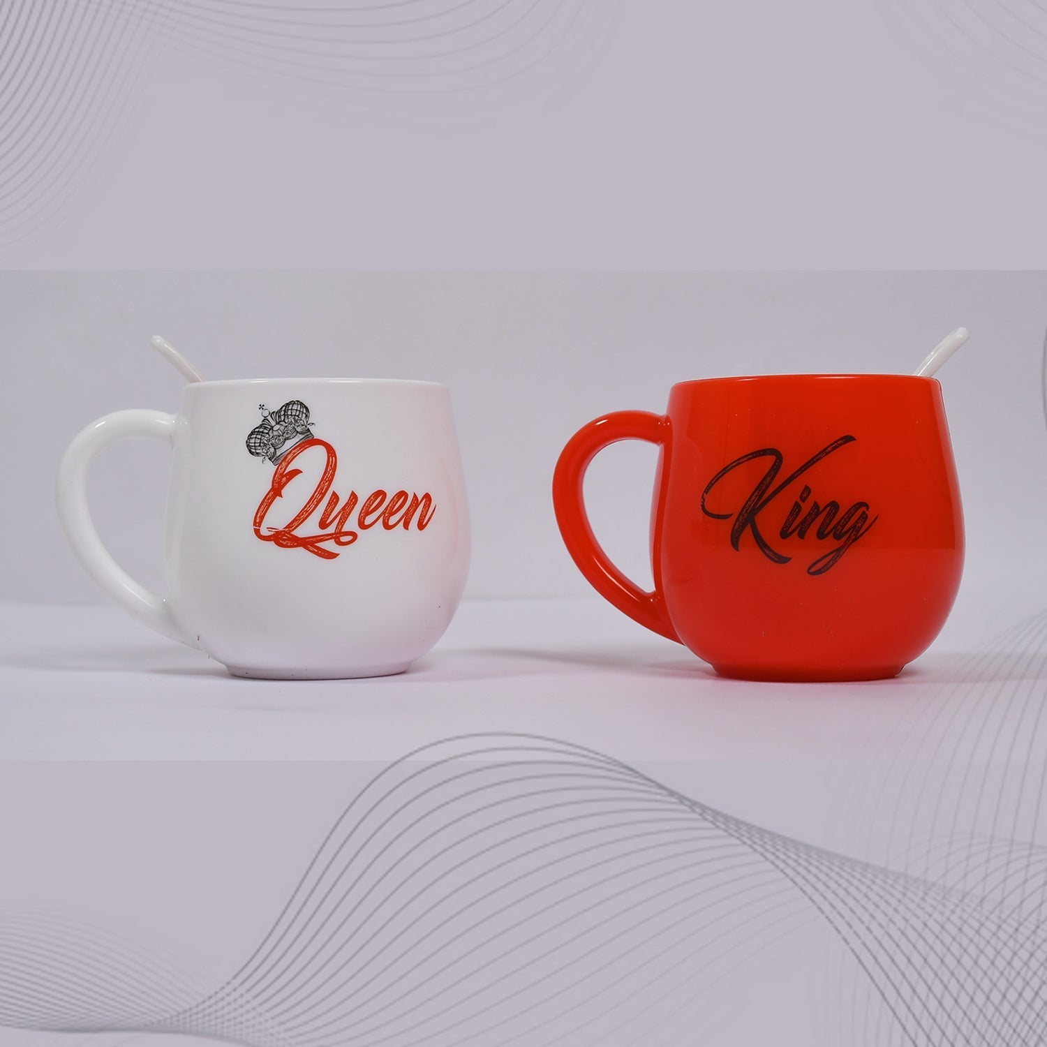 Detailed view of the King & Queen design on the couple mugs.