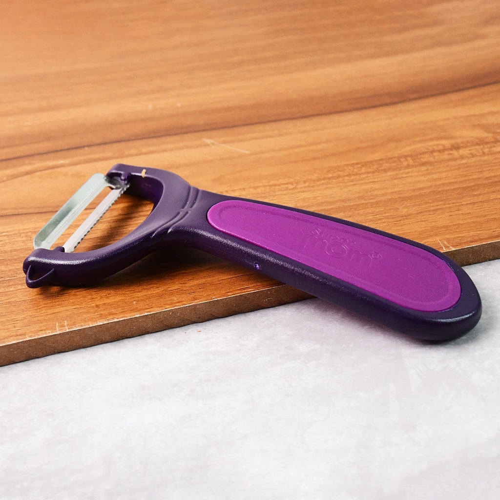 Lightweight and compact vegetable peeler for daily kitchen use