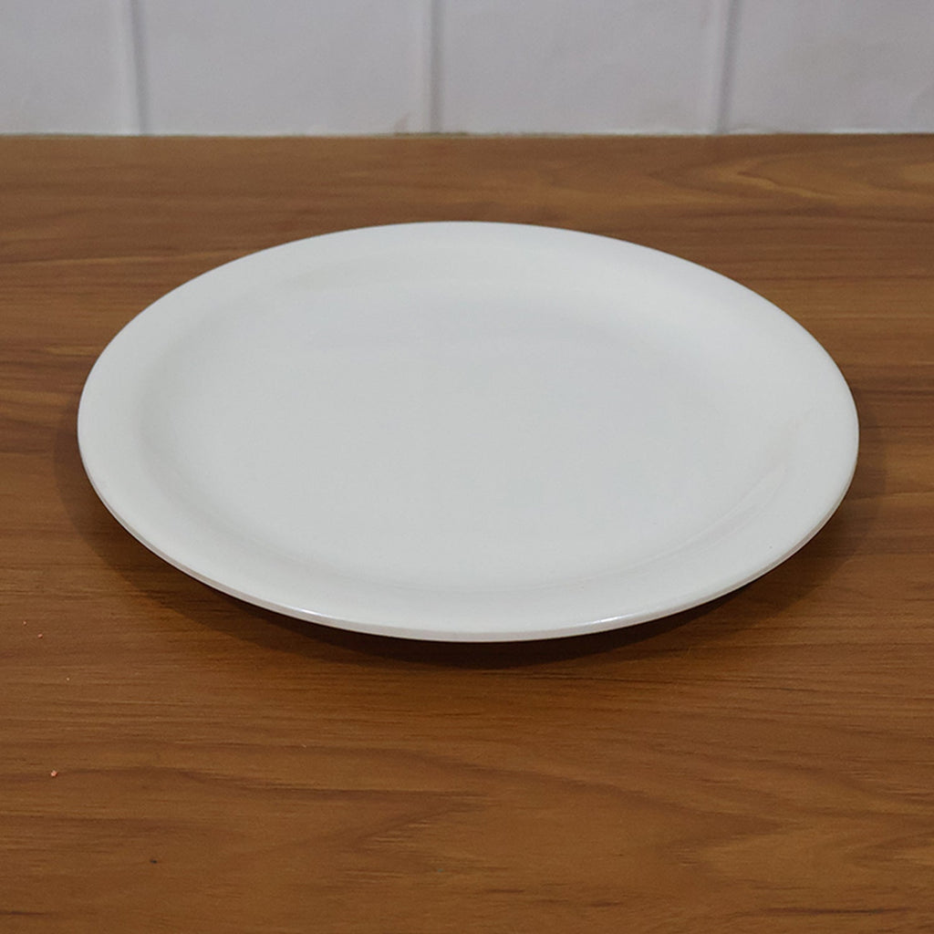 Plastic dinner plate 23 cm in white with raised rim detail