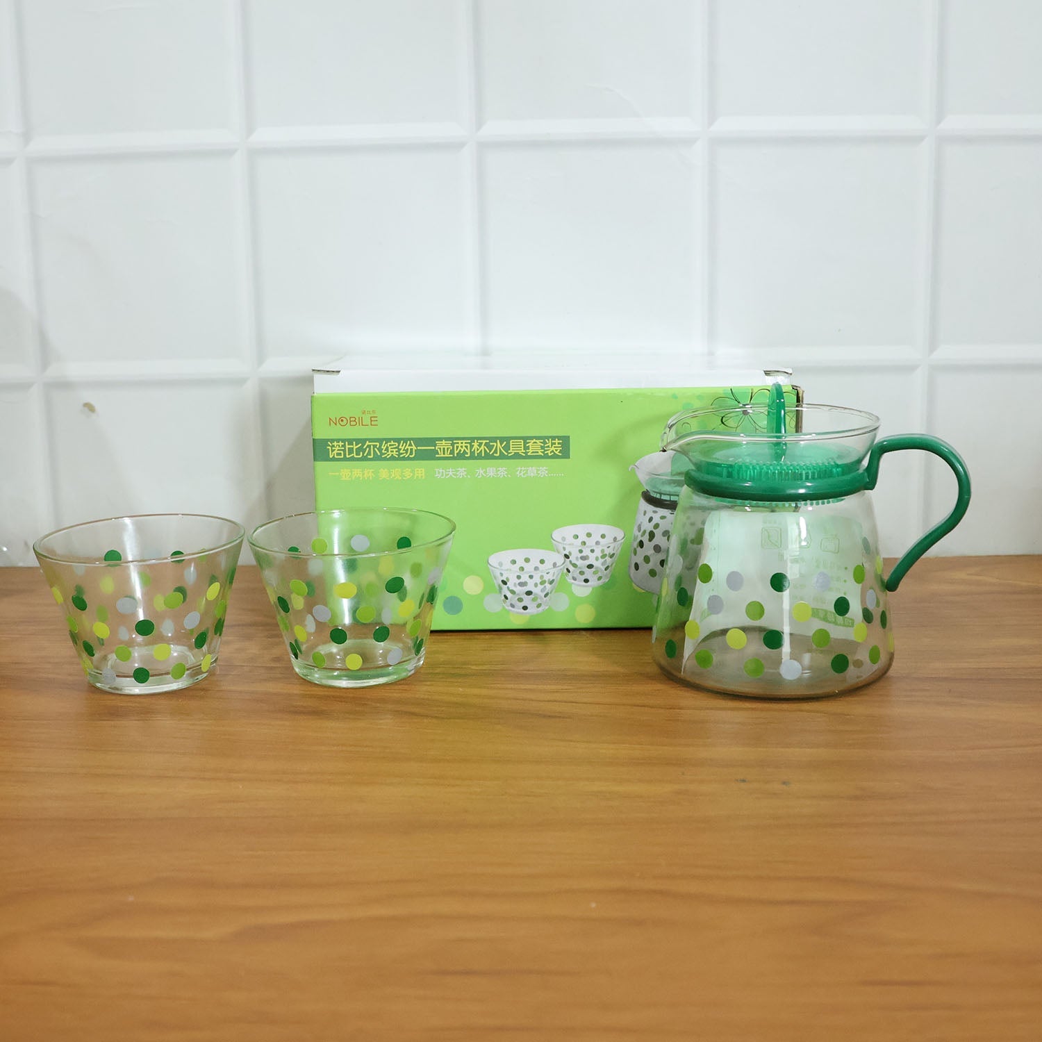 Transparent tea pot with matching cups, ideal for hot tea serving