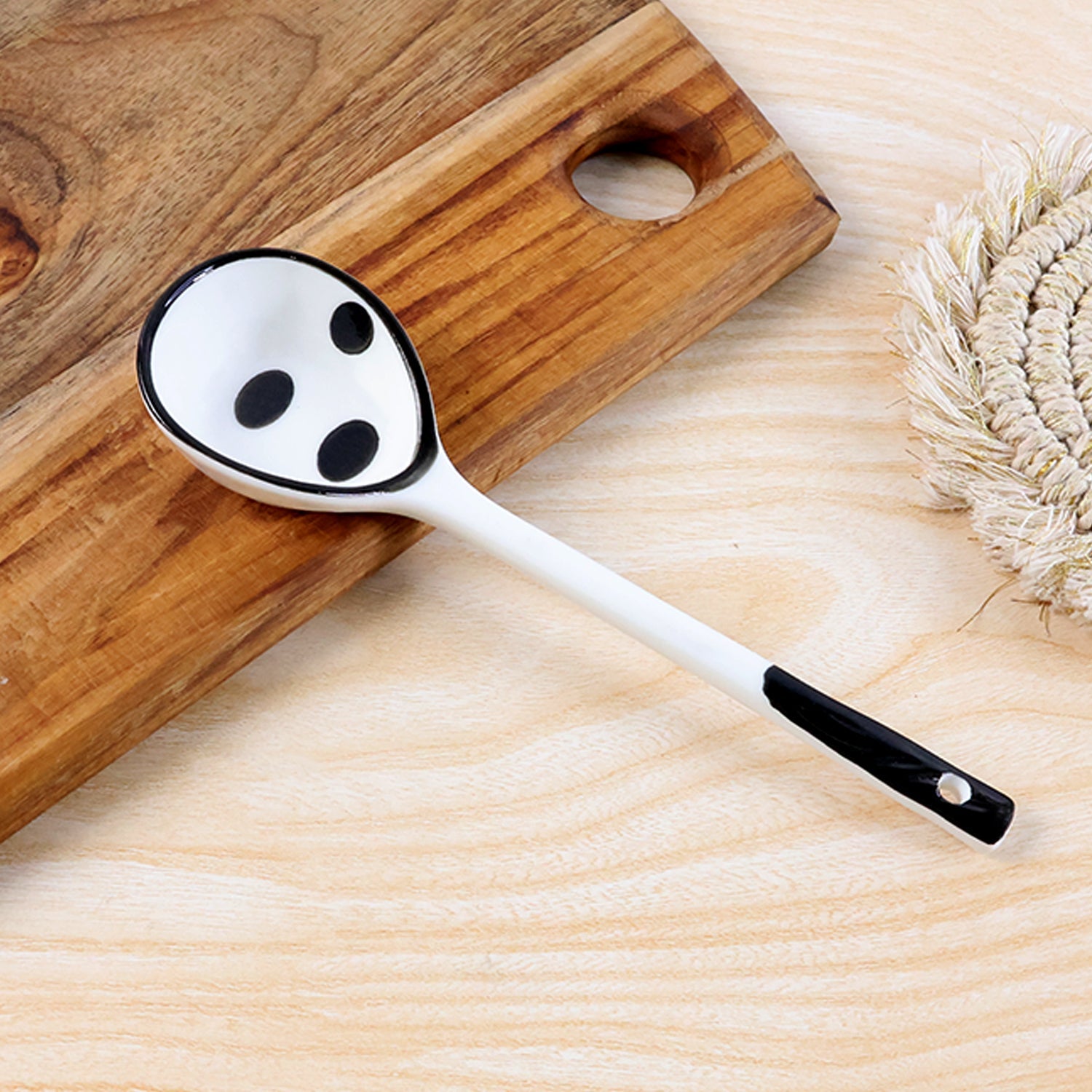 Ergonomic non-slip handle on 17cm heat-resistant soup ladle