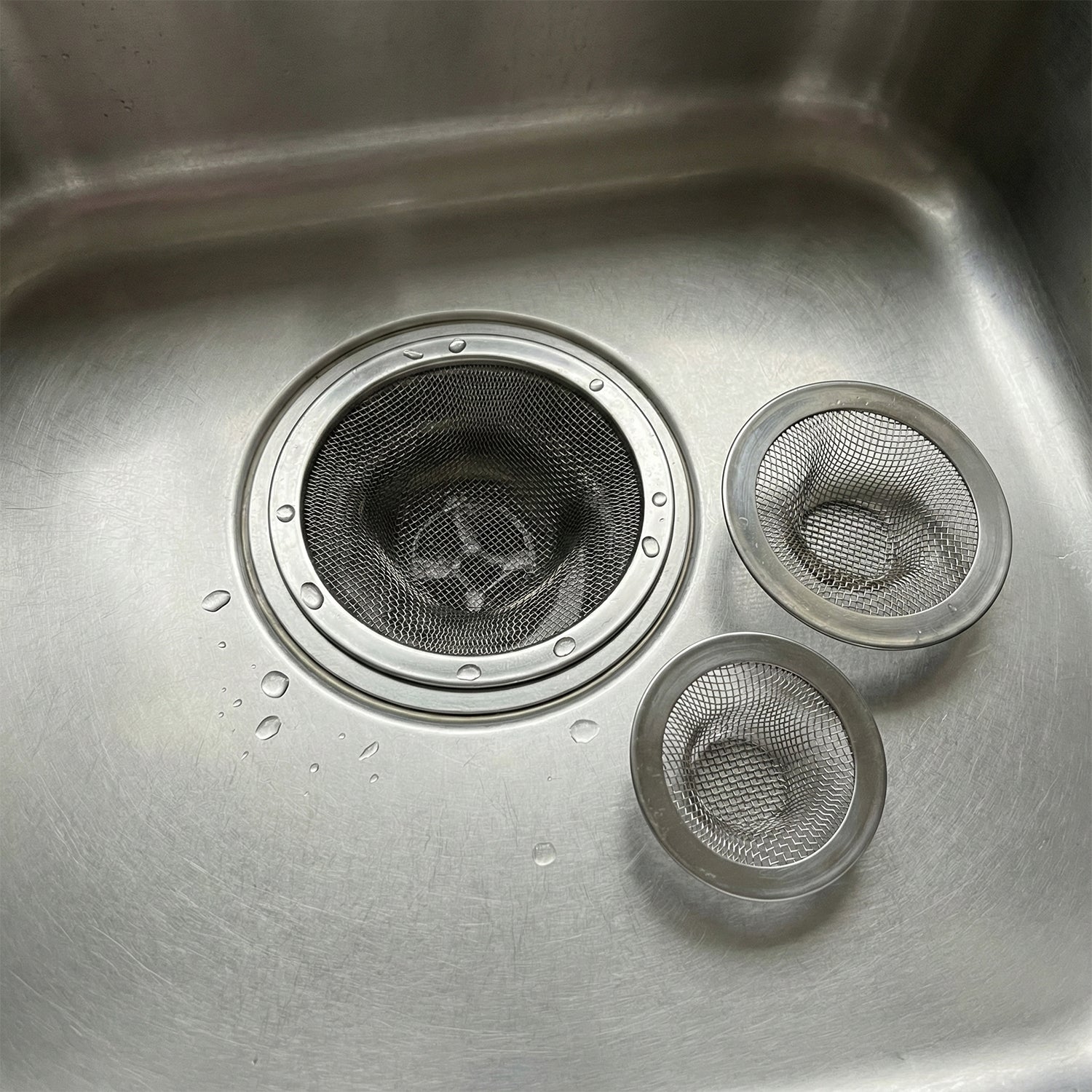 Drainage mesh strainer for sinks, made of durable stainless steel
