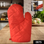 Close-up of the flexible neoprene coating on the oven mitt for enhanced grip.